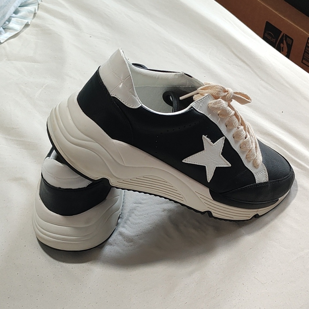 Stylish Black and White Women's Sneakers - Picture 4 of 14